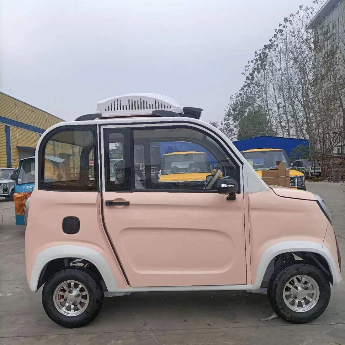 Hot Selling Factory Direct Sales Cheap High Performance Electric Car New Energy Mini Vehicles for Adults
